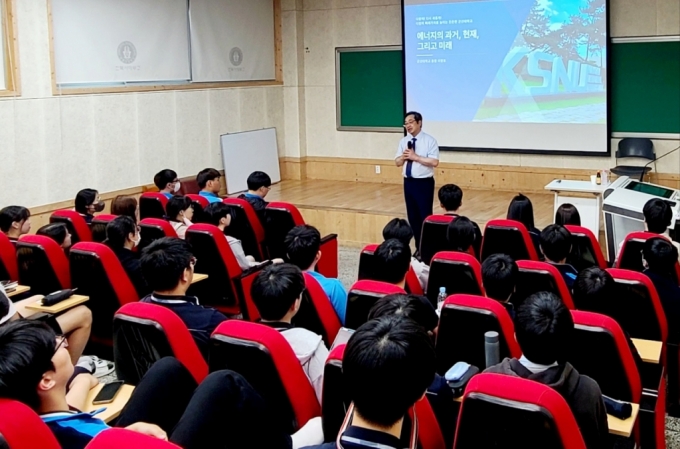 이장호 군산대 총장, 전북사대부고 방문 특강 실시 - 머니투데이 이장호 군산대 총장, 전북사대부고 방문 특강 실시 - 머니투데이