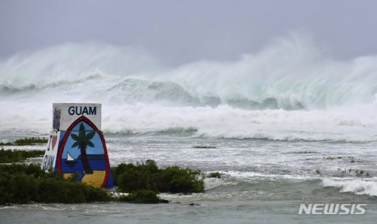 지난 25일(현지 시각) 괌 탈로포의 이판 해변에 제2호 태풍 &#039;마와르&#039;의 여파로 대형 파도가 들이치고 있다. /AP=뉴시스