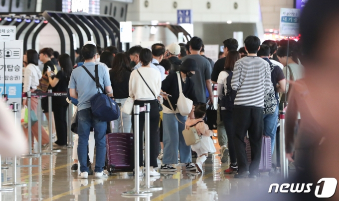 부처님 오신 날 연휴를 하루 앞둔 26일 오후 김포공항 국내선 출국장이 여행객들로 붐비고 있다/사진=뉴스1