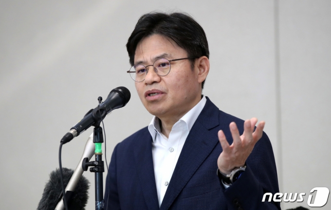 (인천공항=뉴스1) 박지혜 기자 = 일본 후쿠시마 오염수 시찰을 마친 유국희 원자력안전위원장이 26일 오후 인천국제공항 2터미널로 귀국해 취재진 질문에 답하고 있다. 2023.5.26/뉴스1 Copyright (C) 뉴스1. All rights reserved. 무단 전재 및 재배포 금지.