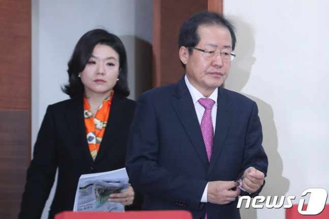 홍준표 전 자유한국당 대표와 류여해 전 최고위원이 2017년 당시 여의도 당사에서 열린 최고위원회의에 참석하고 있다.2017.12.4/사진=뉴스1
