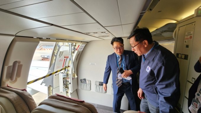 어명소 국토교통부 2차관이 26일 착륙 전 비상문 개방 사고 관련 아시아나 여객기를 직접 점검하고 있다. /사진=국토교통부
