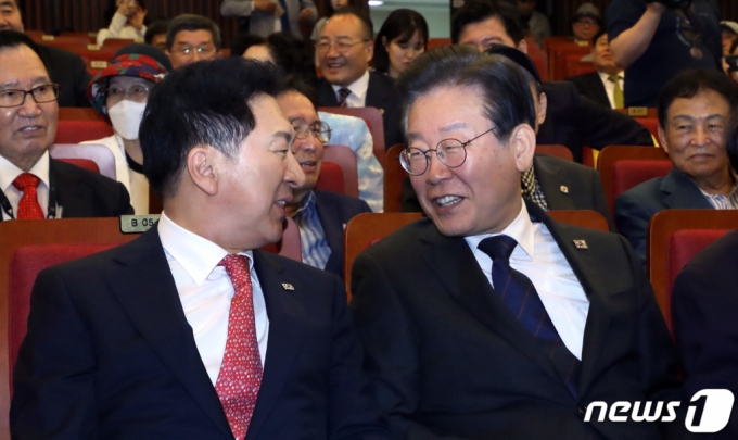 (서울=뉴스1) 황기선 기자 = 김기현 국민의힘 대표와 이재명 더불어민주당 대표가 22일 오전 서울 여의도 국회도서관에서 열린 '민주화추진협의회 결성 39주년 기념식'에서 대화를 나누고 있다. 2023.5.22/뉴스1 Copyright (C) 뉴스1. All rights reserved. 무단 전재 및 재배포 금지.