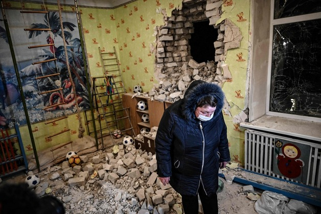 (스타니차 루한스카 AFP=뉴스1) 우동명 기자 = 17일 (현지시간) 우크라이나 스타니차 루한스카 주거지의 유치원이 친러시아계 반군의 포격으로 파괴된 모습이 보인다.        (C) AFP=뉴스1  