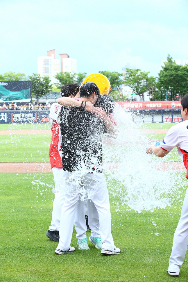 양현종이 동료들에게 축하 물세례를 맞고 있다. /사진=KIA 타이거즈