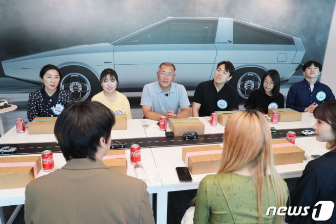(서울=뉴스1) = 정의선 현대자동차그룹 회장이 25일 서울 영등포구 전경련회관에서 열린 한국판 버핏과의 점심 '갓생 한 끼'에서 MZ세대들과 식사를 하며 대화를 나누고 있다. (전국경제인연합회 제공) 2023.5.25/뉴스1 Copyright (C) 뉴스1. All rights reserved. 무단 전재 및 재배포 금지.