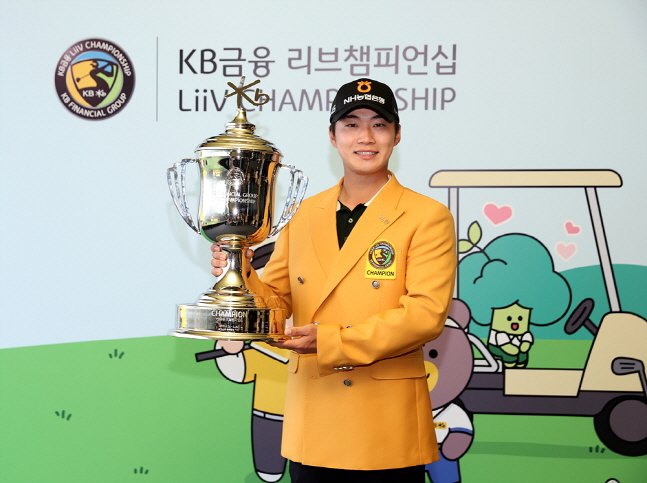 김동민이 28일 KB금융 리브 챔피언십에서 우승을 차지하고 트로피를 들어올리고 있다. /사진=KPGA