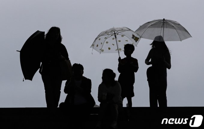  전국에 비가 내리는 28일 서울 국립중앙박물관을 찾은 시민들이 우산을 쓰고 이동하고 있다. 기상청은 이날 북쪽에서 일시적으로 형성되어 느리게 남하하는 정체전선의 영향을 받아 흐리고 비가 내리겠다고 예보했다. /사진=뉴스1