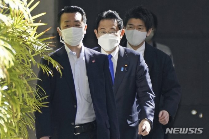 [도쿄=AP/뉴시스]기시다 후미오 일본 총리(사진 가운데)가 지난 2월11일 일본 도쿄의 한 병원에 장남 기시다 쇼타로(오른쪽)와 함께 도착하는 모습. 2023.05.29.