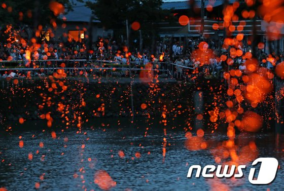 27일 오후 경남 함안군 함안면 무진정에서 '함안 낙화놀이'가 펼쳐지고 있다. 경남 무형문화재 제33호인 함안 낙화놀이는 숯과 한지를 꼬아 만든 실 수천 개를 줄에 매달아 해질녘 불을 붙이는 민속놀이다. 2023.5.27/뉴스1 (C) News1 윤일지 기자