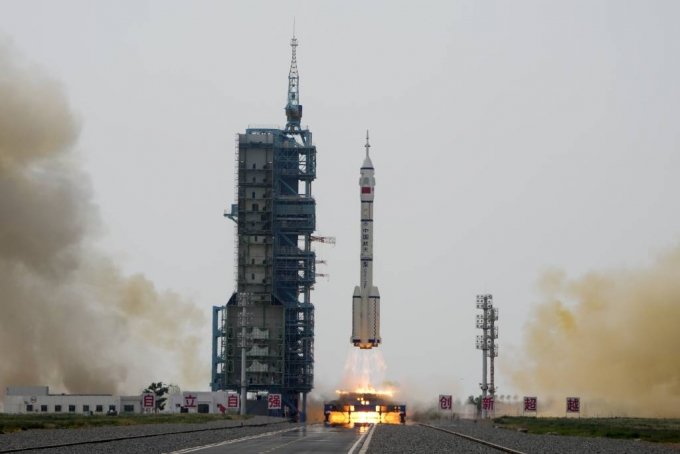 [주취안=AP/뉴시스] 30일(현지시각) 중국 간쑤성 주취안 위성발사센터에서 중국 우주인들이 탑승한 선저우 16호 우주선을 실은 창정 2호 로켓이 발사되고 있다. 선저우 16호에 탑승한 징하이펑, 주양주, 구이하이차오 등 3명의 우주비행사는 우주에 체류하면서 과학 연구 임무를 수행한다. 2023.05.30.