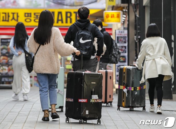 지난 3월  서울 중구 명동거리에 외국인 관광객들의 모습./사진=뉴스1