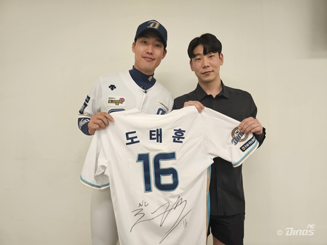 지난 30일 창원 두산전을 앞두고 만난 NC 도태훈(왼쪽)과 정용현 씨. /사진=NC 다이노스 제공