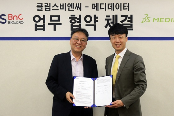  지준환 클립스비엔씨 대표(사진 왼쪽)와 유재구 메디데이터 코리아 지사장이 업무협약을 체결하고 기념사진을 촬영 중이다/사진제공=클립스비엔씨