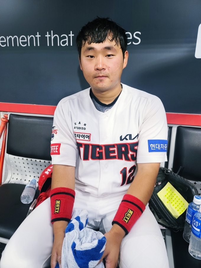 KIA 신범수가 5월 31일 KT전을 마친 뒤 취재진의 사진 촬영 요청에 카메라를 응시하고 있다. /사진=김우종 기자