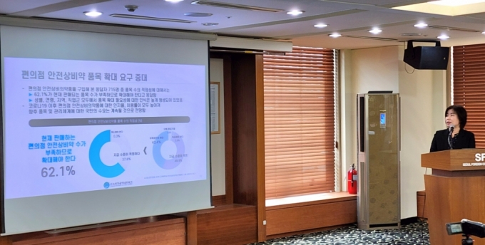 30 ѱͿ ̸ ҺڰͳƮũ 繫  ࿡  뱹 ν  ǥϰ ִ.      62.1% &quot;   ÷ Ѵ&quot; ߴ. /=ɱ 
