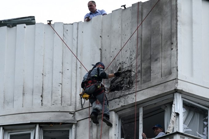 30일(현지시간) 러시아 수도 모스크바의 한 주거용 건물에서 당국자가 드론으로 파손된 상황을 확인하고 있다./AFPBBNews=뉴스1