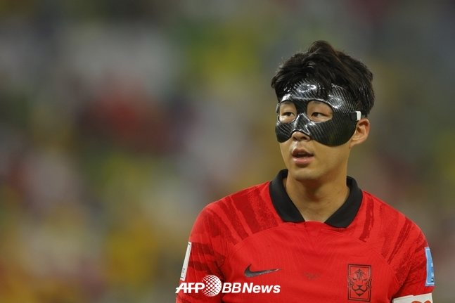 손흥민이 지난해 12월 2022 카타르 월드컵에서 마스크 투혼을 펼쳤다. /AFPBBNews=뉴스1