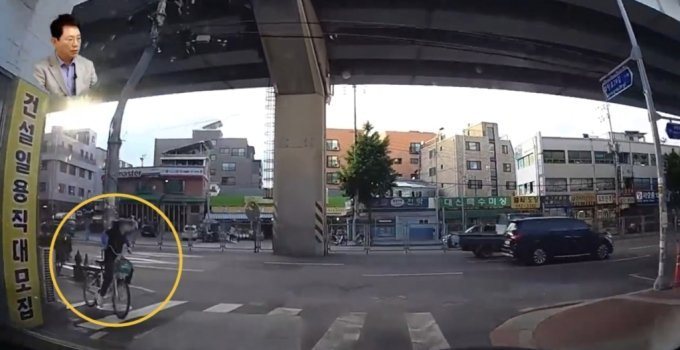 골목길을 빠져나가는 차량을 보고 급제동한 자전거 운전자. 이 자전거 운전자는 차량을 보고 넘어지긴 했으나 멀쩡히 일어나 자리를 떠났고, 뒤늦게 차량 운전자를 경찰에 신고했다. /사진=유튜브 채널 &#039;한문철TV&#039; 캡처