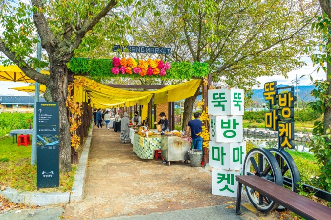  전남 곡성군 '뚝방마켓'이  2023년 ‘생활권 단위 로컬브랜딩 활성화 지원사업’에 선정됐다./사진제공=곡성군