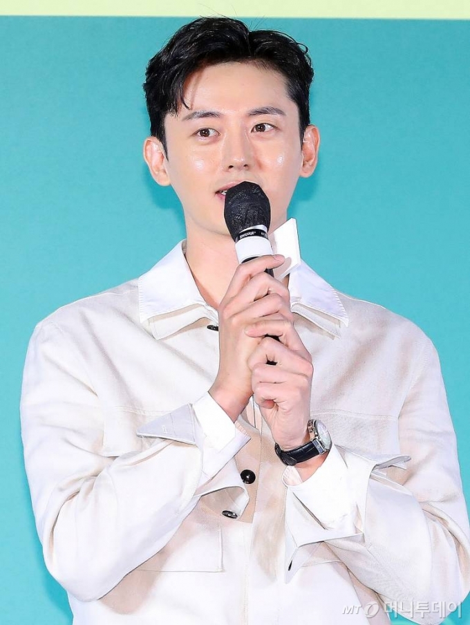 배우 이지훈이 31일 오전 서울 광진구 건대입구 롯데시네마에서 진행된 영화 '빈틈없는 사이' 제작보고회에 참석해 인사말을 하고 있다. '빈틈없는 사이'는 방음이 1도 안 되는 벽을 사이에 두고 서로의 일상을 공유하게 된, 뮤지션 지망생 '승진'과 피규어 디자이너 '라니'의 동거인 듯 동거 아닌 이야기를 그린 철벽 로맨스다. 7월 5일 개봉. 2023.05.31 /사진=김창현 기자 chmt@