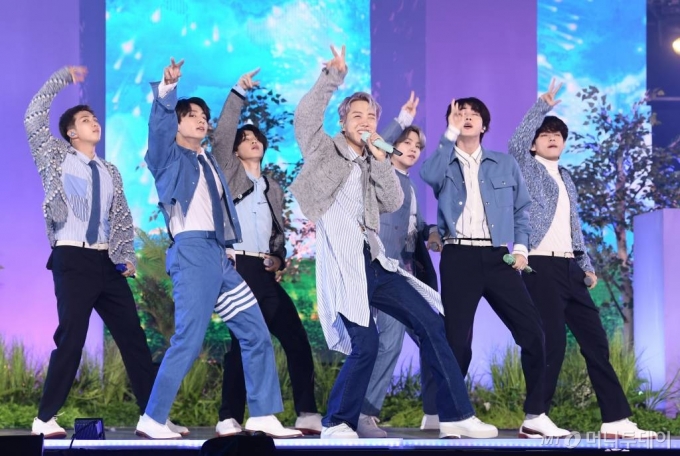 그룹 방탄소년단(BTS)이 2일 오후 온라인 생중계로 진행된 2021 더팩트 뮤직 어워즈(TMA) 시상식에서 축하무대를 펼치고 있다. /사진제공=더팩트뮤직어워즈 2021.10.02 /사진=이동훈 기자 photoguy@