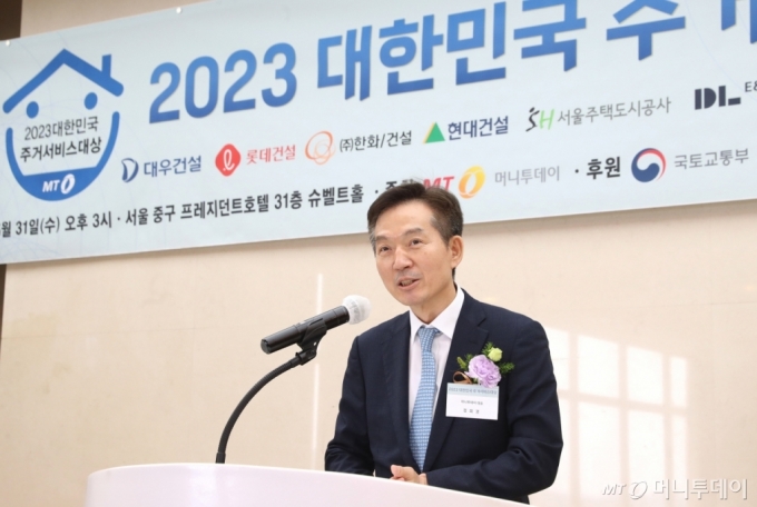 [사진]'대한민국 주거서비스대상' 인사말하는 정희경 대표