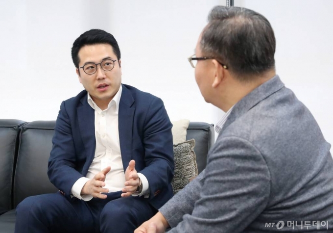 김홍일 대표(오른쪽)가 서울 공덕 프론트원에서 문태영 코리니 대표와 만나 인터뷰를 하고 있다. /사진=홍봉진기자 honggga@
