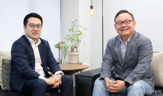 김홍일 대표(오른쪽)가 서울 공덕 프론트원에서 문태영 코리니 대표와 만나 인터뷰를 하고 있다. /사진=홍봉진기자 honggga@