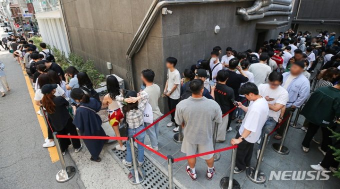 지난달 31일 오전 서울 강남구 인앤아웃 팝업스토어에서 시민들이 버거를 맛보기 위해 길게 줄을 서있다. /사진=뉴시스