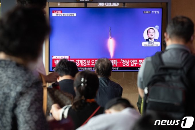 시민들이 서울역에서 북한 미사일 발사 관련 뉴스를 시청하고 있다./사진=뉴스1
