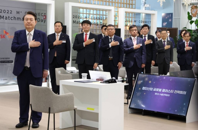 [서울=뉴시스] 전신 기자 = 윤석열 대통령이 1일 서울 강서구 서울창업허브 엠플러스에서 열린 제5차 수출전략회의에서 국기에 대한 경례를 하고 있다. (대통령실통신사진기자단) 2023.06.01.