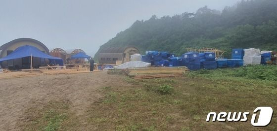 넷플릭스 연애 예능 제작진이 인천 사승봉도에 지은 무허가 건축물. /사진=뉴스1(인천환경운동연합 제공)