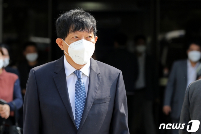 이재웅 전 쏘카 전 대표가 지난해 9월 29일 오후 서울 서초구 중앙지방법원에서 &#039;타다 불법 논란&#039; 관련 여객자동차운수사업위반 선고공판에서 무죄를 선고 받은 뒤 법정을 나서고 있다. /사진=뉴스1