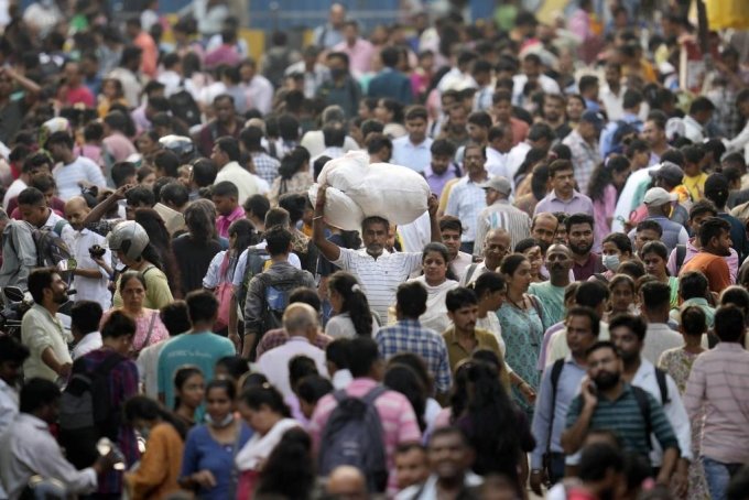 [뭄바이=AP/뉴시스] 24일(현지시간) 인도 뭄바이의 시장에 사람들이 몰려들고 있다. 유엔은 인도가 이달 말이면 고령화된 중국을 제치고 세계에서 가장 인구가 많은 나라가 될 것이라고 24일 밝혔다. 2023.04.25.