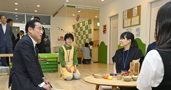 기시다 후미오 일본 총리가 1일 일본 정부의 저출산 대책인 &#039;어린이 미래전략방침&#039; 초안 발표을 앞두고 치바현 마츠도시의 한 어린이집을 방문했다. /사진=트위터