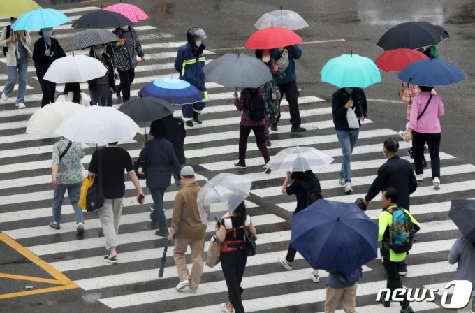 비가 내리는 지난달 18일 부산 동래구 도시철도 동래역 앞에서 우산을 쓴 시민들이 발걸음을 재촉하고 있다./사진=뉴스1