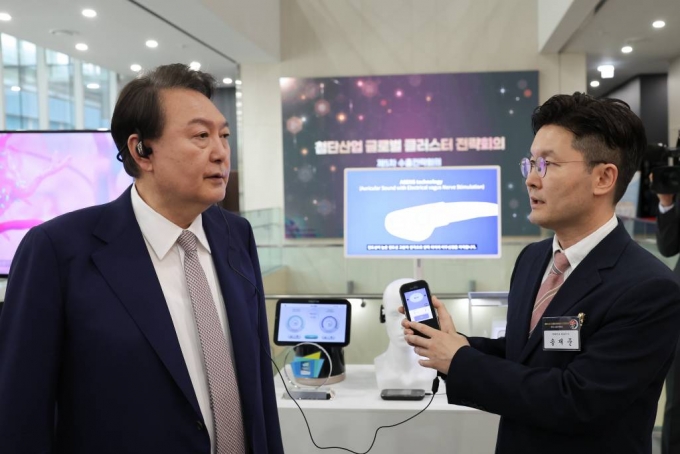 윤석열 대통령이 1일 서울 강서구 서울창업허브 엠플러스에서 열린 제5차 수출전략회의에 앞서 소리클 디지털 치료제에 대한 설명을 듣고 제품 체험을 하고 있다. (사진=대통령실 제공) /사진=뉴시스