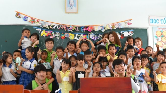 LS 대학생 해외봉사단 24기 단원들이 베트남 동나이성에서 초등학생들에게 교육봉사를 하고 있다. /사진제공=LS그룹