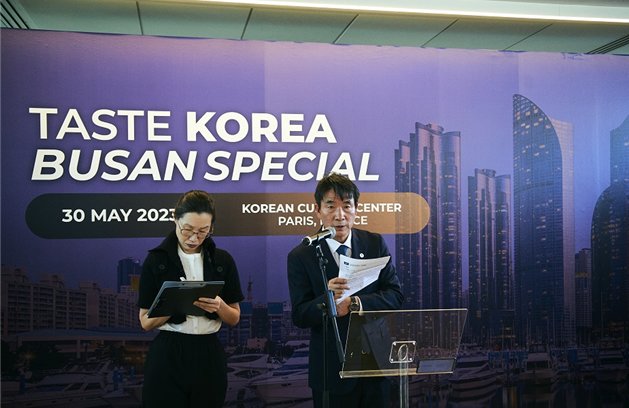 안병윤 부산시 행정부시장(오른쪽)이 2023 한국문화제-테이스트 코리아  부산 특집행사 개막식을 하고 있다./사진제공=부산시