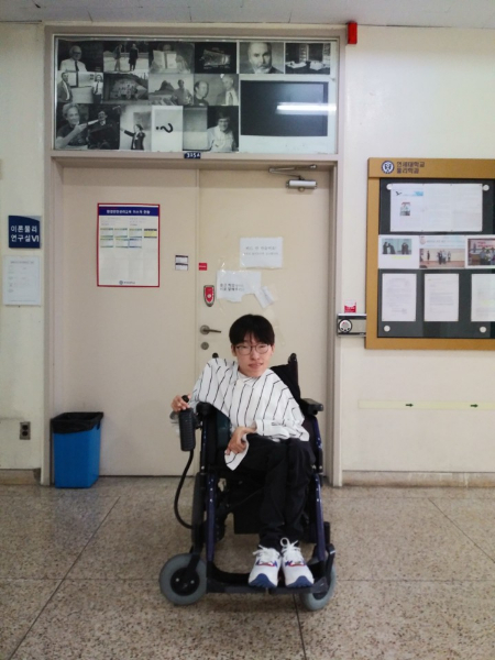 생후 12개월에 '척수성근위축증(SMA)'이란 희귀난치병을 진단 받은 민경현씨(33). 몸이 굳어가는 와중에 9년이란 시간을 매진해 '물리학 박사' 학위를 받았다. 24개월이면 숨질 거라던 아이는 이리 살아 남았다. 그러나 30년을 기다린 치료제는 건강보험에서 탈락해 맞을 수 없게 됐다. 경현씨 어머니는 "지푸라기라도 잡고 싶은 심경"이라고 헀다./사진=민경현씨 제공