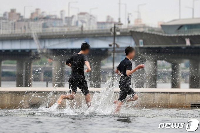  전국 대부분이 초여름 날씨를 보인 지난달 24일 서울 여의도 물빛광장을 찾은 학생들이 물놀이를 하고 있다./사진=뉴스1