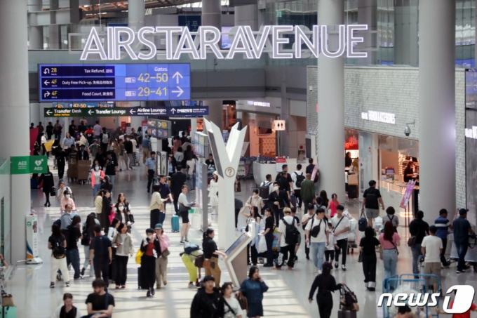 (인천공항=뉴스1) 이승배 기자 = 31일 인천국제공항 제1여객터미널 면세구역이 여행객들로 붐비고 있다.  정부는 오는 6월1일부터 신종 코로나바이러스 감염증(코로나19) 감염병 위기 경보 단계를 &#039;심각&#039;에서 &#039;경계로&#039; 내리고, 확진자에 대한 7일 격리 의무를 없애는 대신 5일 격리를 권고한다. 사실상 코로나19 유행이 엔데믹(풍토병화)에 접어든다. 2023.5.31/뉴스1  Copyright (C) 뉴스1. All rights reserved. 무단 전재 및 재배포 금지.