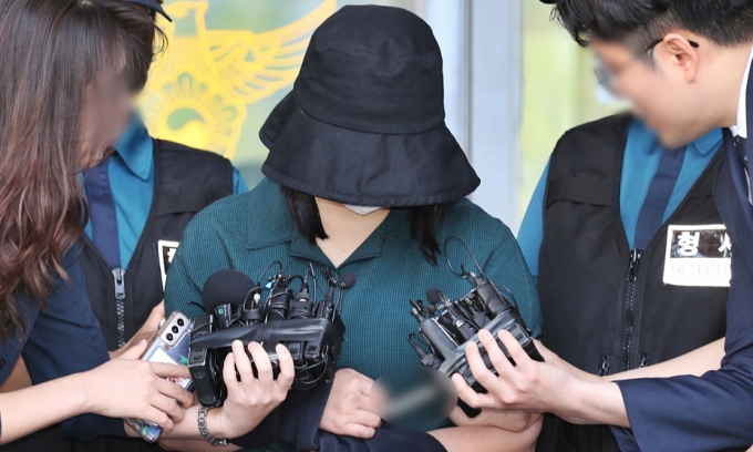 정유정이 지난 2일 오전 부산 동래경찰서에서 검찰로 송치되고 있다./사진=뉴스1