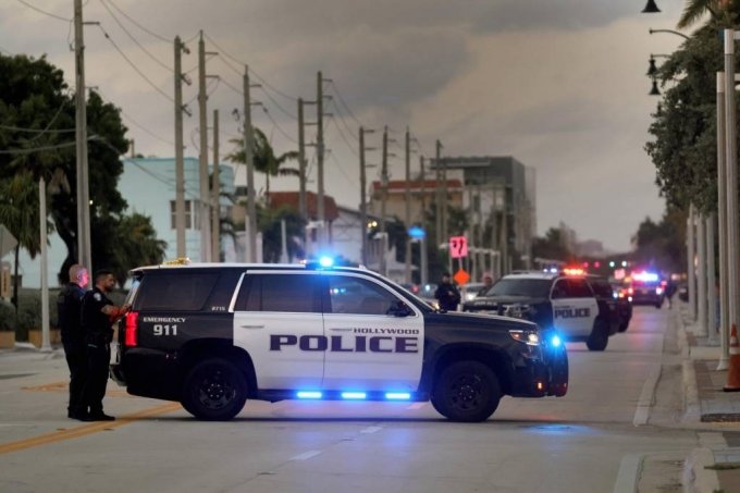 미국 메모리얼 데이(현충일)인 지난 5월29일(현지시각) 플로리다주 할리우드의 할리우드 비치 인근에서 경찰이 총격 현장을 조사하고 있다. 경찰은 산책로에서 총격전이 벌어져 어린이 셋 포함 9명이 다쳤다고 밝혔다. 2023.05.30. /AP=뉴시스