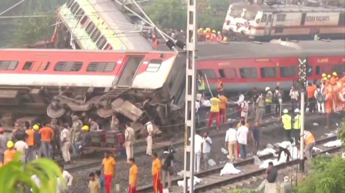 2일(현지시간) 인도에서 발생한 열차 사고 현장에서 구조 작업이 진행되고 있다./로이터=뉴스1
