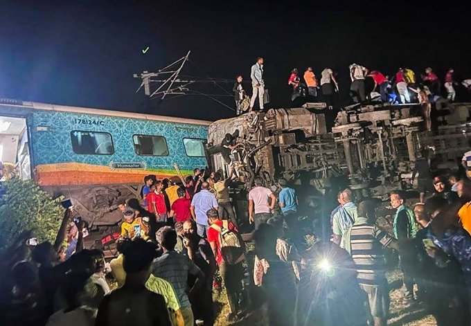 구조대원들이 2일(현지시간) 인도 동부 오디샤주 발라소레 지역에서 발생한 열차 충돌 탈선 사고현장에서 구조작업을 하고 있다. 사진=AP/뉴시스