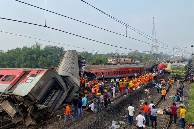 3일(현지시간) 인도 열차 사고 현장에서 구조작업이 진행 중이다./AFPBBNews=뉴스1