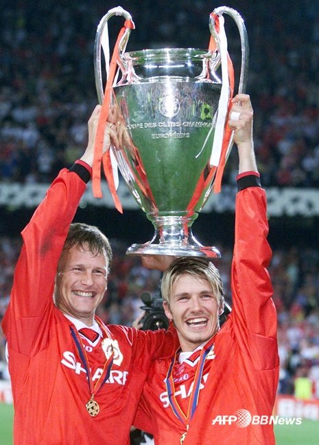 테디 셰링엄(왼쪽)과 데이비드 베컴이 1998~99시즌 UEFA 챔피언스리그 우승컵을 들고 기뻐하고 있다. /AFPBBNews=뉴스1