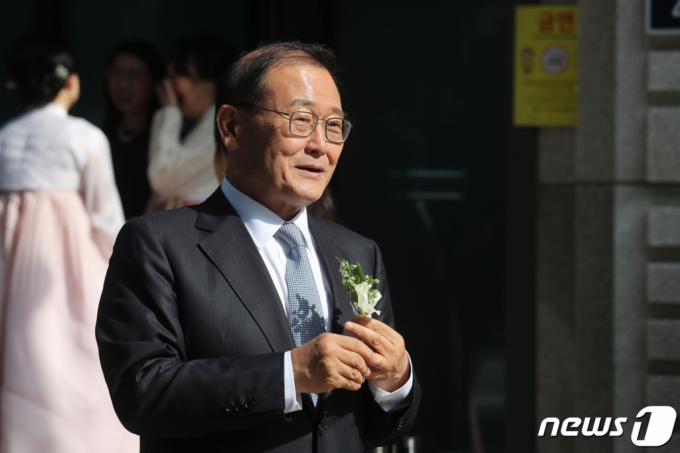 (서울=뉴스1) 이승배 기자 = 정몽원 HL그룹 회장이 2일 오후 서울 종로구 종교교회에서 열린 차녀 정지수 씨와 백지연 전 앵커의 외아들 강인찬 씨의 결혼식을 마치고 발걸음을 옮기고 있다. 2023.6.2/뉴스1 Copyright (C) 뉴스1. All rights reserved. 무단 전재 및 재배포 금지.